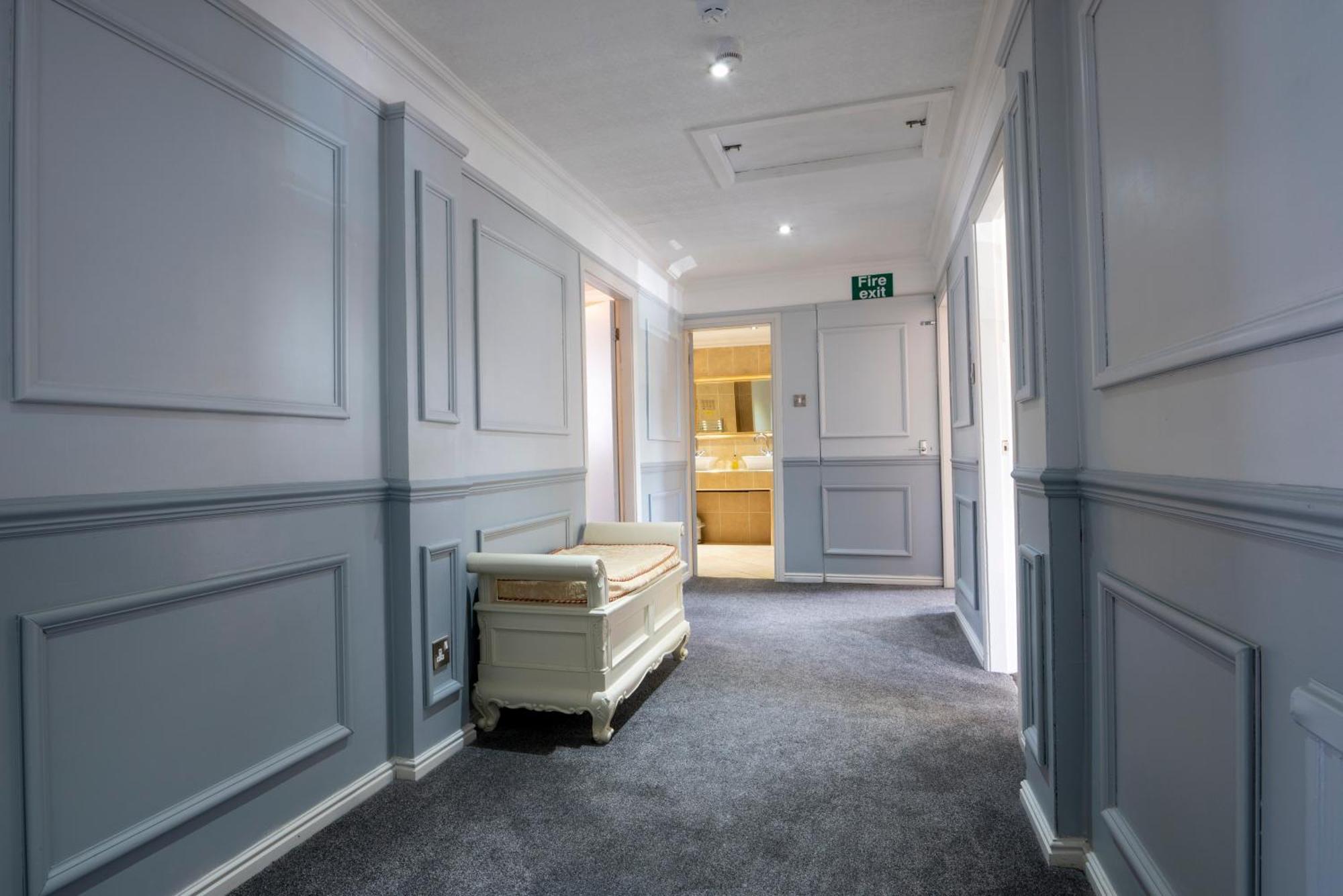 Beaufort Park Hotel Молд Екстер'єр фото