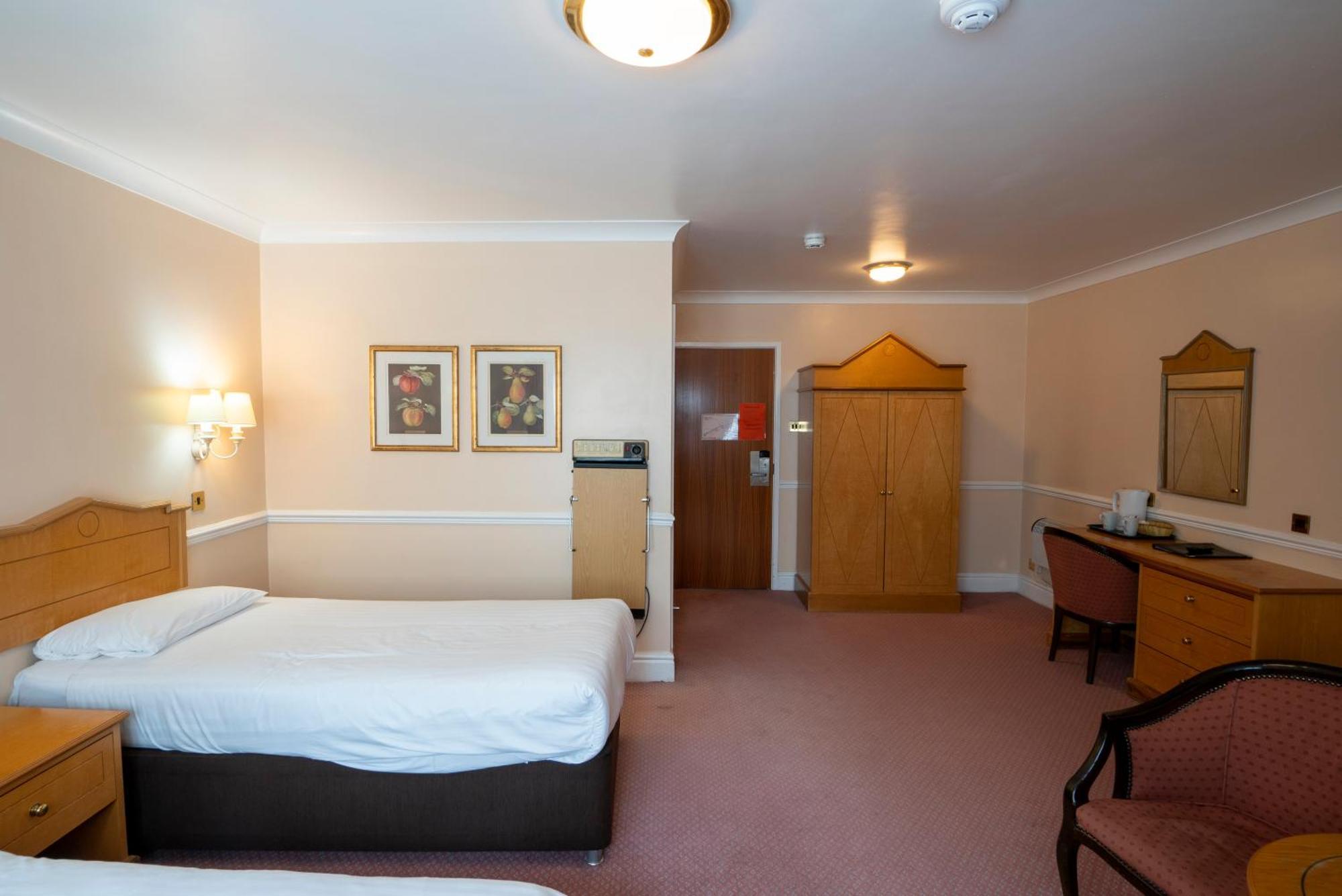 Beaufort Park Hotel Молд Екстер'єр фото