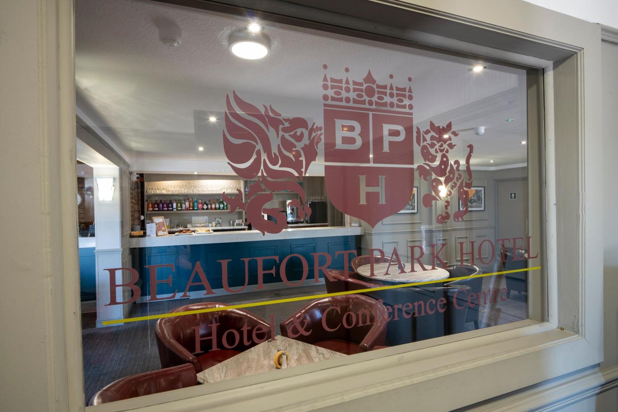 Beaufort Park Hotel Молд Екстер'єр фото