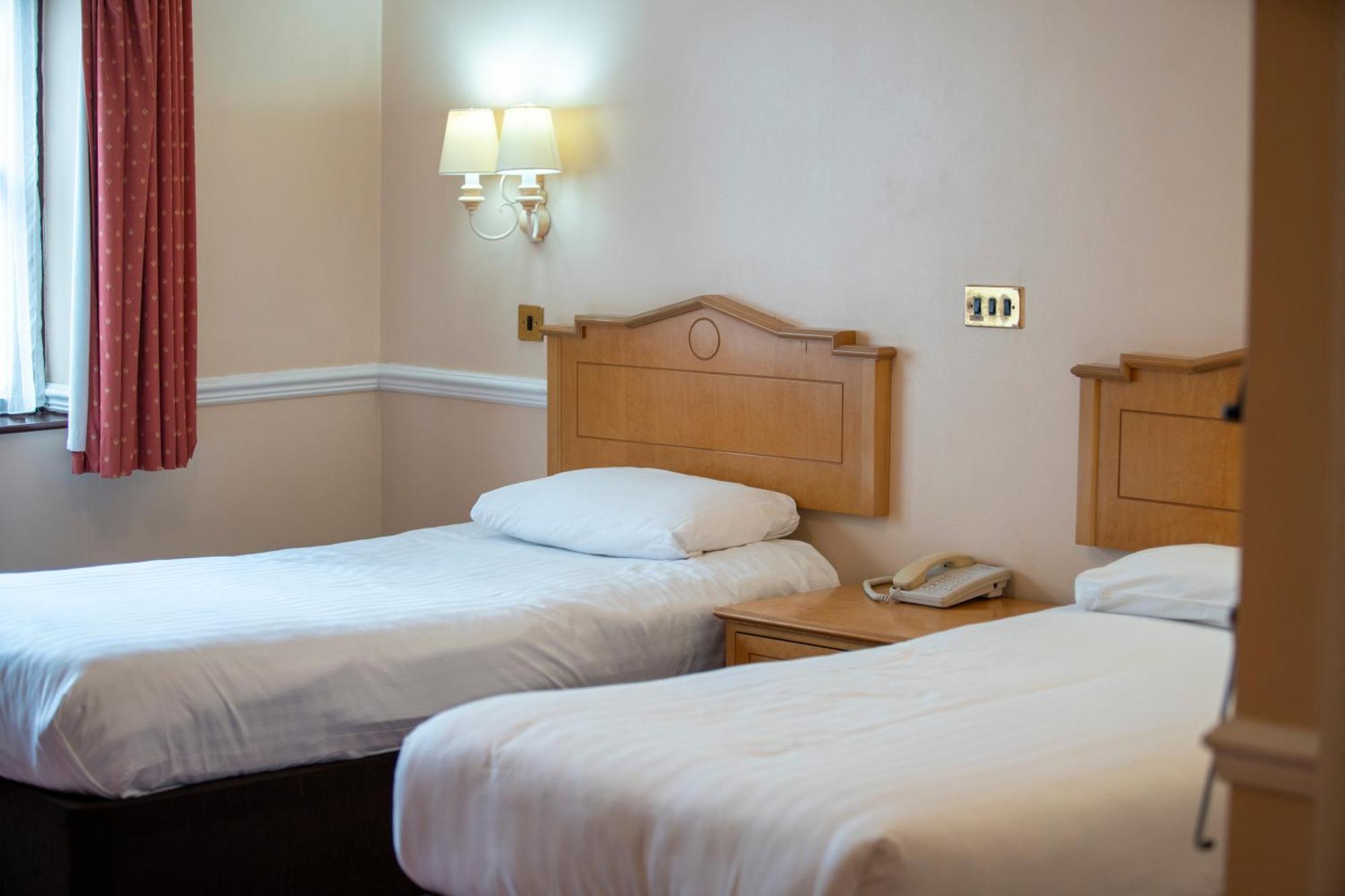 Beaufort Park Hotel Молд Екстер'єр фото