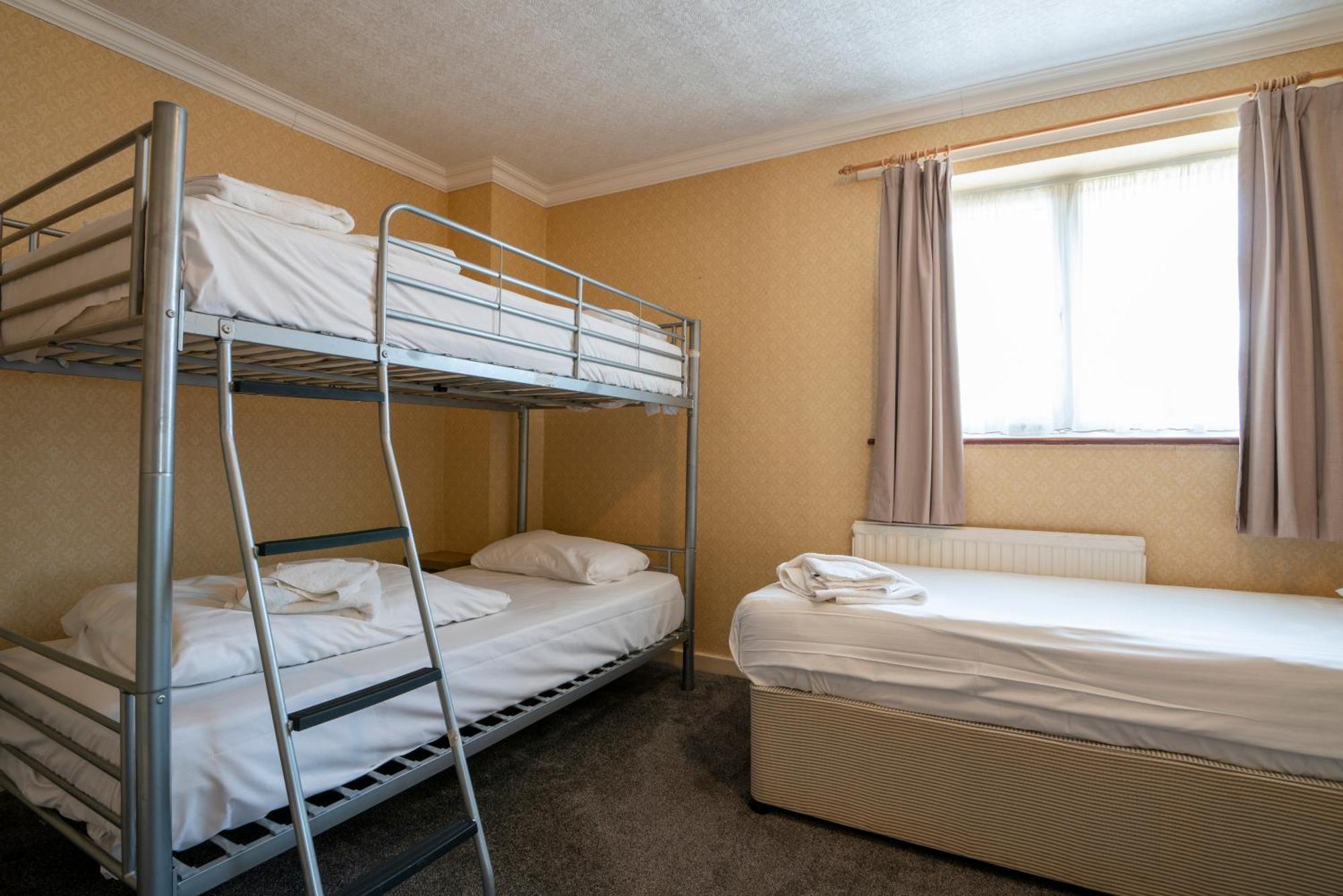 Beaufort Park Hotel Молд Екстер'єр фото