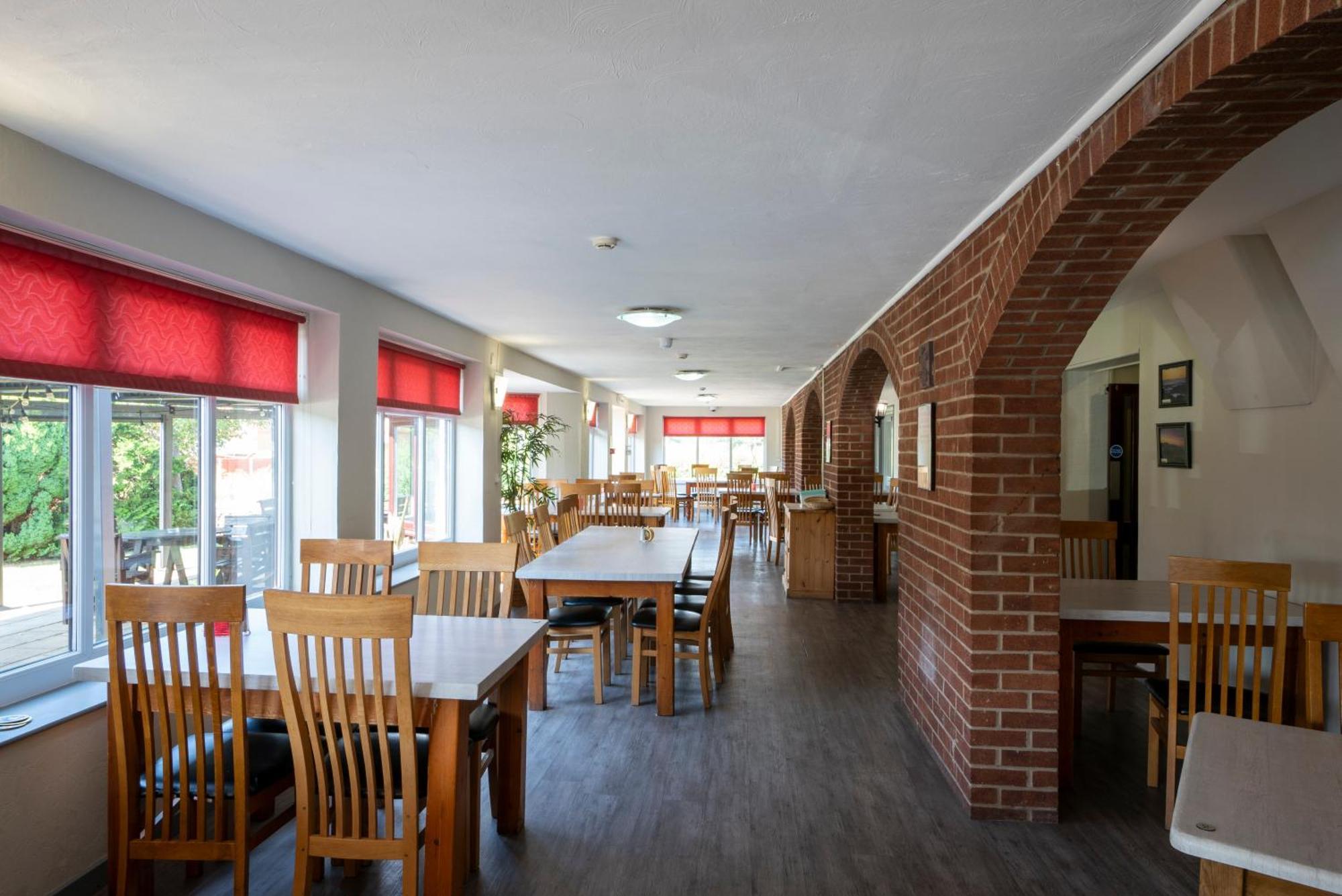 Beaufort Park Hotel Молд Екстер'єр фото