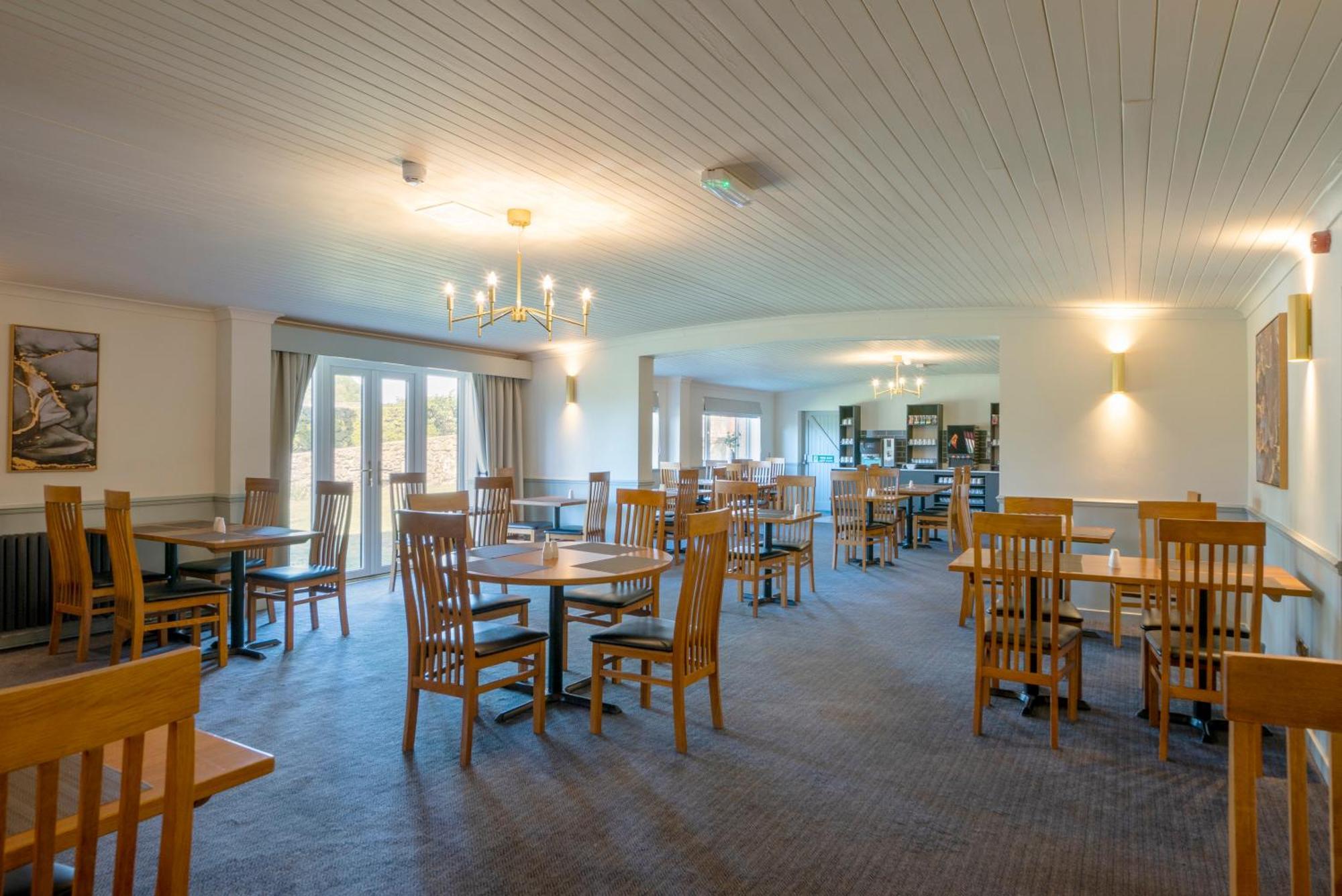 Beaufort Park Hotel Молд Екстер'єр фото