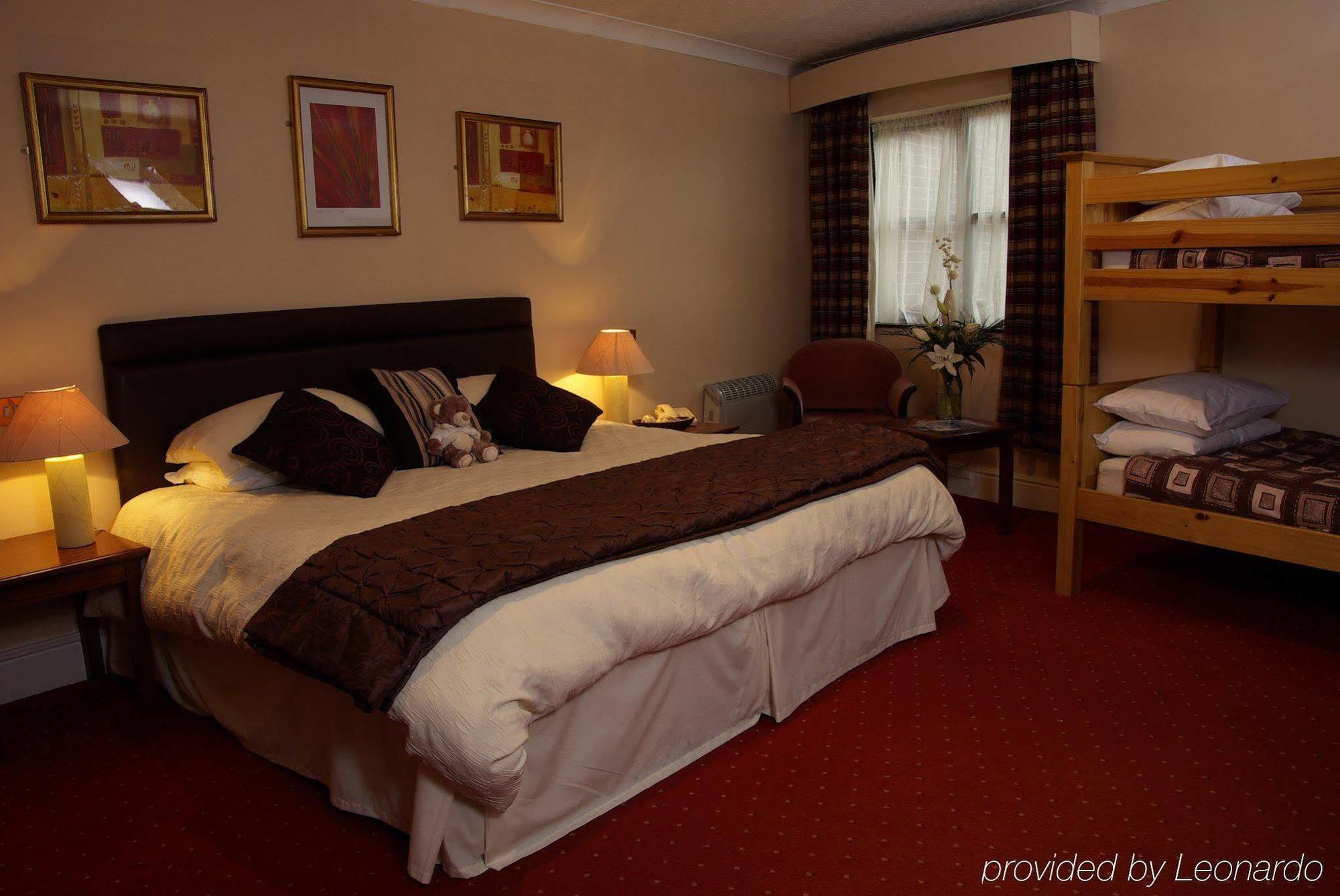 Beaufort Park Hotel Молд Номер фото
