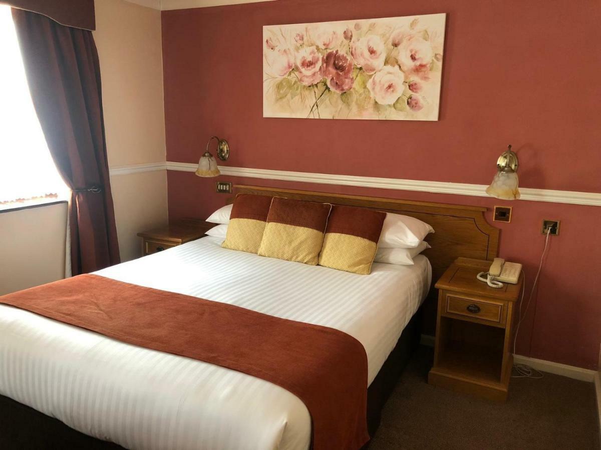 Beaufort Park Hotel Молд Екстер'єр фото